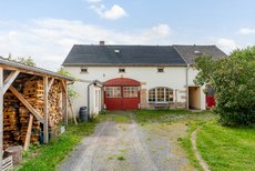 Straßenansicht mit Seitengebäude