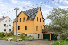 Vorderansicht mit Garagen Vorderansicht mit Garagen
