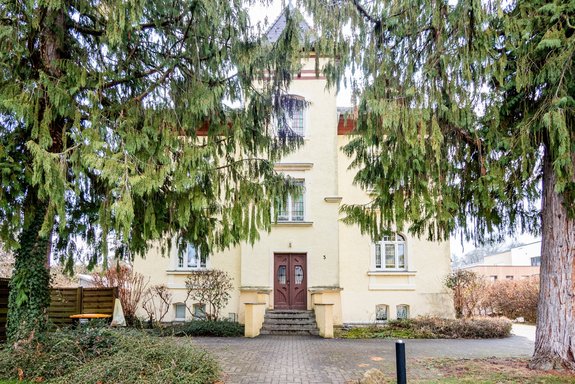 Charmante 2-Zimmer-Whg. in sanierter Stadtvilla in Langebrück.