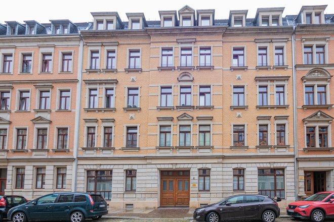 Komfortabler Altbau in Elbnähe. Balkon, Parkett, Carport, und Tageslichtbad mit Wanne.