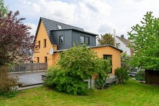Rückansicht mit Terrasse Rückansicht mit Terrasse