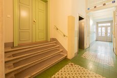 Treppenhaus und Wohnungstür Treppenhaus und Wohnungstür