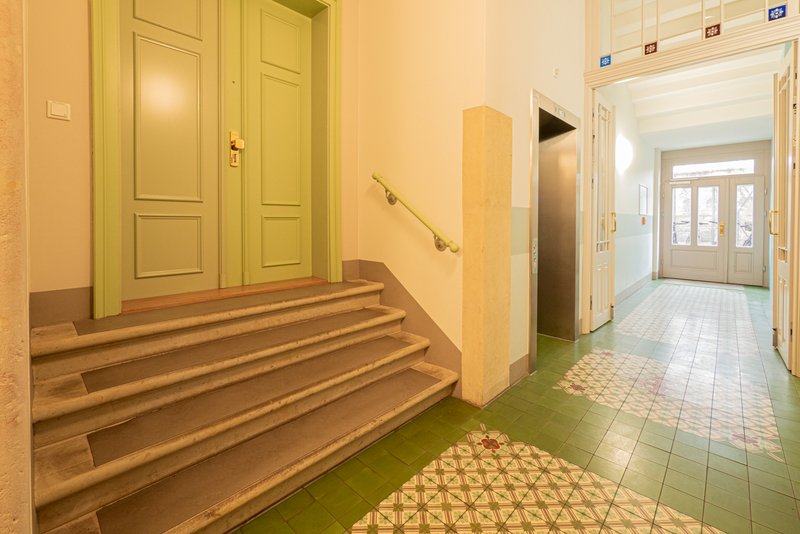Treppenhaus und Wohnungstür Treppenhaus und Wohnungstür