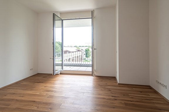 Wohnzimmer mit Zugang zum Balkon