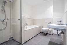 Bad mit Wanne und Dusche Bild 1