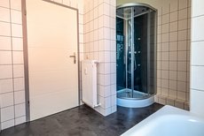 Bad mit Wanne und Dusche