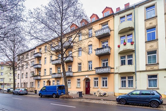 Top Grundriss im Altbau, mit Wohnküche, 2 Balkonen und Wannenbad.