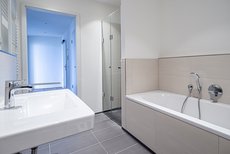 Bad mit Wanne und Dusche Bild 2