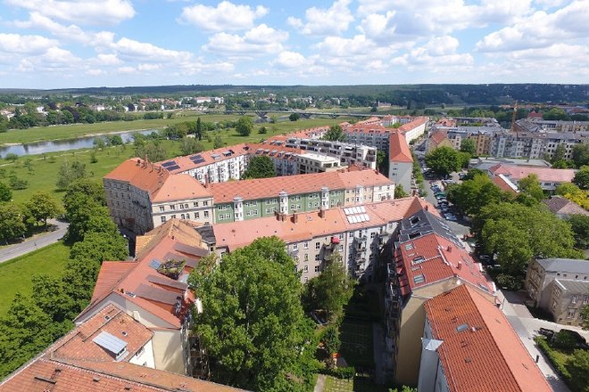 Schöne und frisch renovierte Altbauwohnung im Hochparterre nahe den Elbwiesen.
