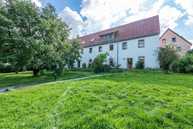 Großzügiges Wohnen im Dachgeschoss mit Einbauküche und Weitblick. Großzügiges Wohnen im Dachgeschoss mit Einbauküche und Weitblick.