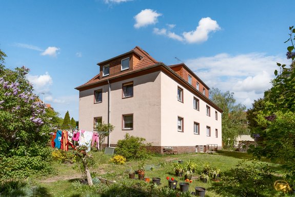 Seitenansicht mit Grundstück