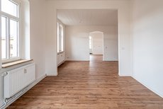 Wohnzimmer mit Blick zur Wohnküche Wohnzimmer mit Blick zur Wohnküche