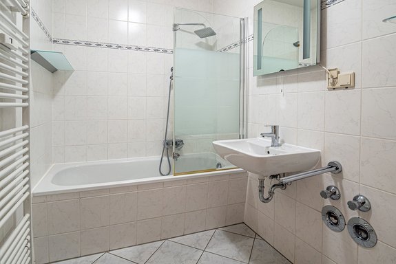 Bad mit Badewanne und WM-Anschluss Musterfoto