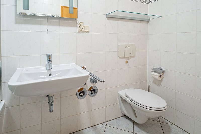 Bad mit Blick zum Waschbecken und WC Musterfoto