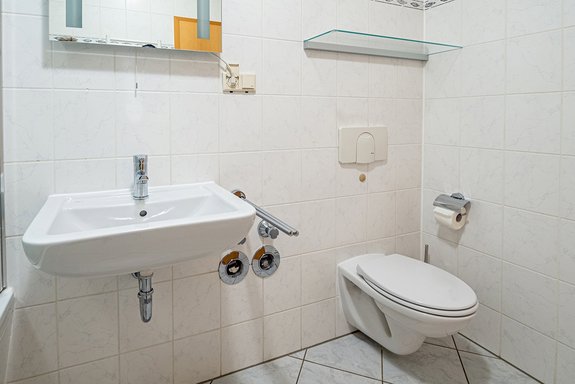 Bad mit Blick zum Waschbecken und WC Musterfoto