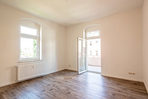 Wohn- und Schlafzimmer mit Zugang zum Balkon