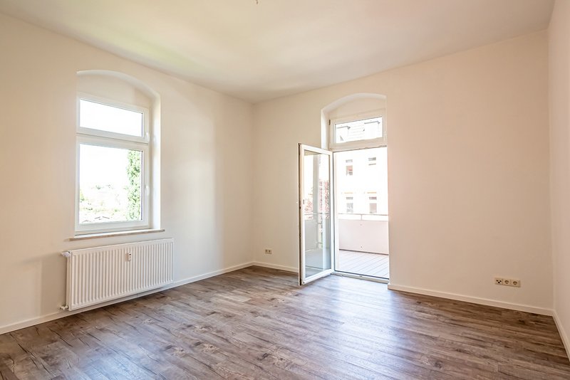 Wohn- und Schlafzimmer mit Zugang zum Balkon