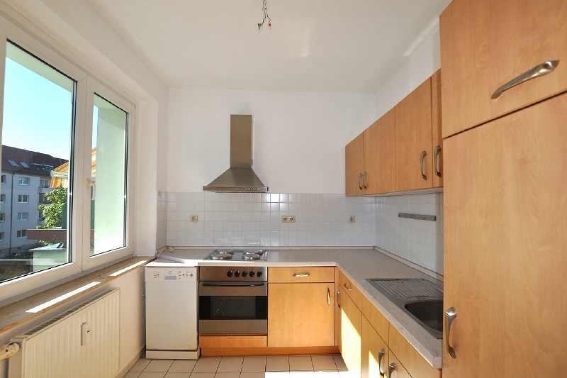 Küche mit Einbauküche und Fenster - Musterfoto