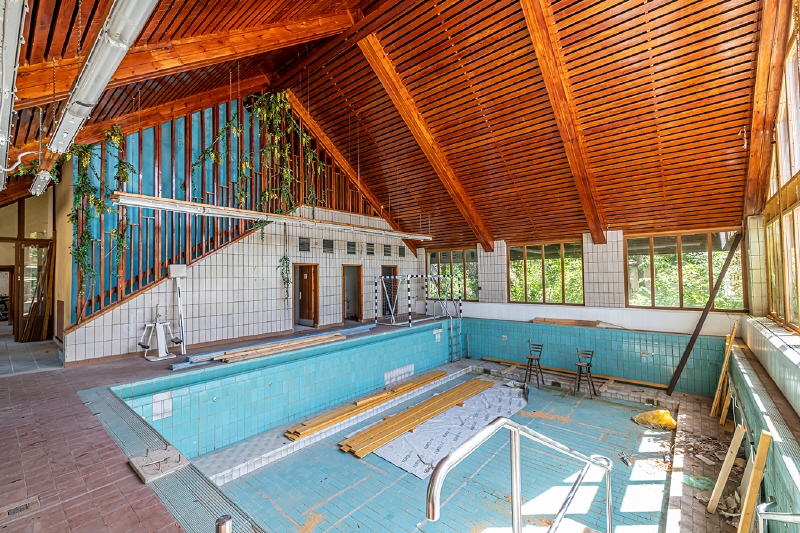 Schwimmbad - noch zu renovieren
