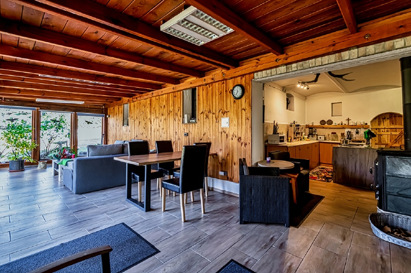 Lounge mit Küche in der Scheune